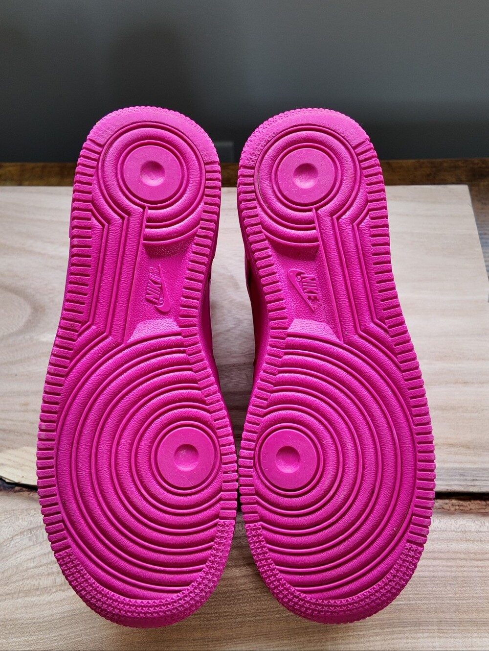 Women’s Nike Air Force 1 '07 "Fireberry" (Style DD8959-600)/ Size 7 - Picture 7 of 10